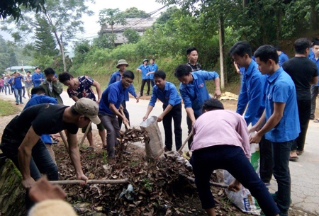 Tuổi trẻ xã Nghĩa Tâm tham gia dọn dẹp vệ sinh trên các tuyến đường giao thông.